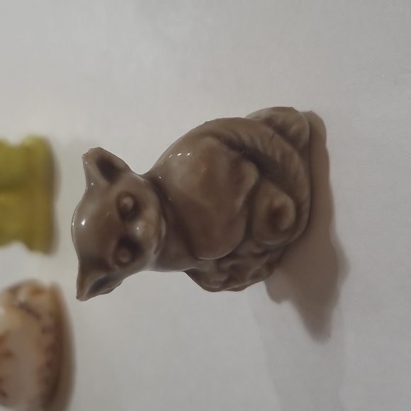 2 Wade Whimsies Red Tea promotional figurines and a seashell - Picture 2 of 4